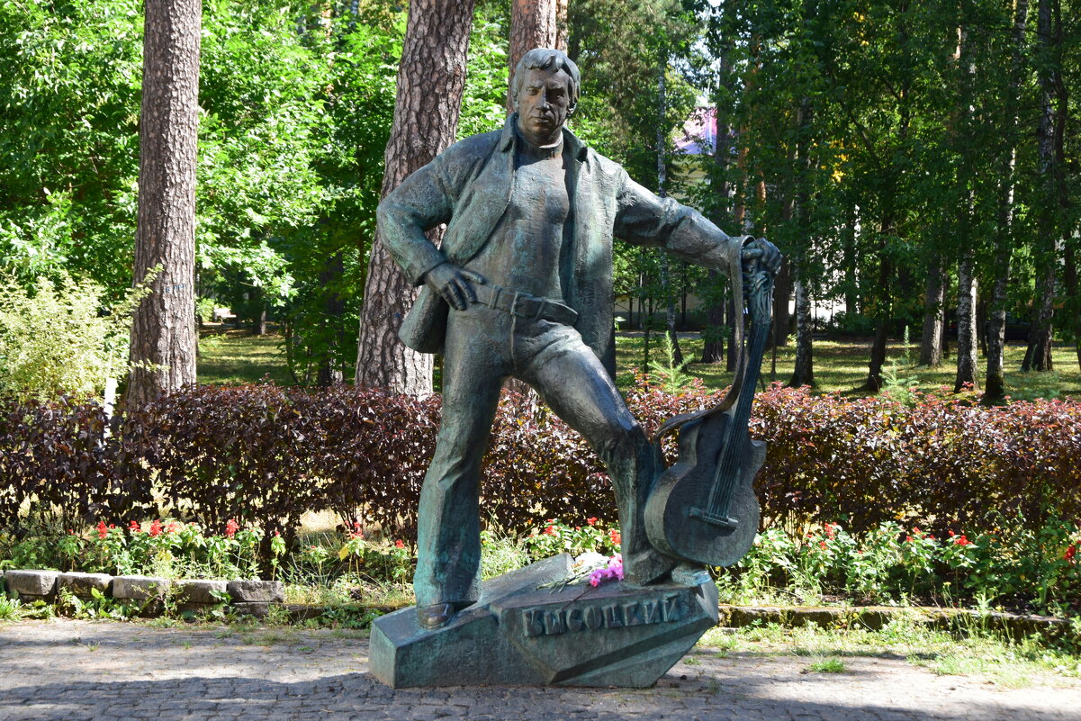 Памятник В. Высоцкому в городе Дубна Московской области. - Galina Leskova