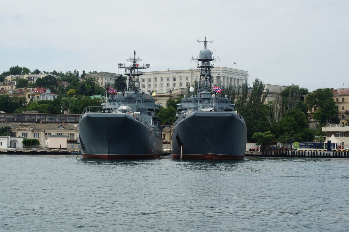 Два больших десантных корабля  Балтфлота — «Калининград» и «Королев»в Севастополе. - Наталья Т
