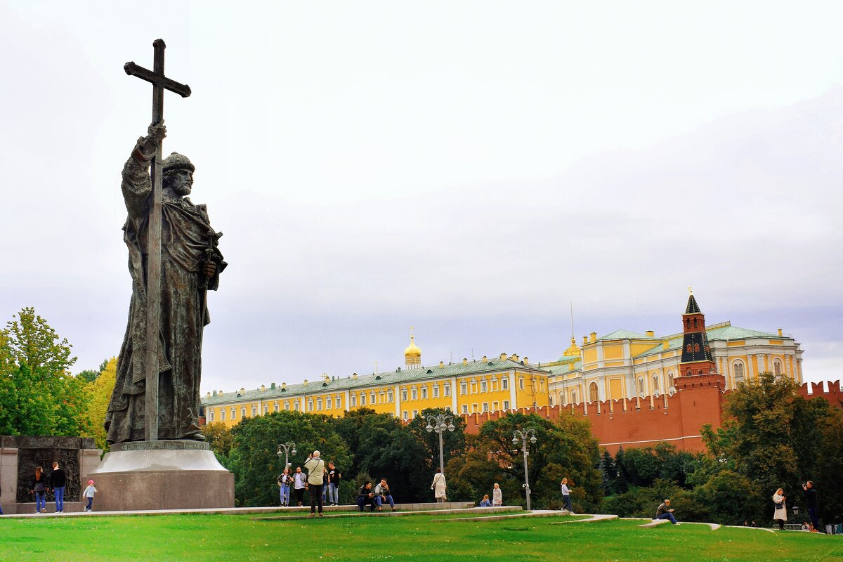 .Памятник князю Владимиру с видом на Московский Кремль. - Татьяна Помогалова