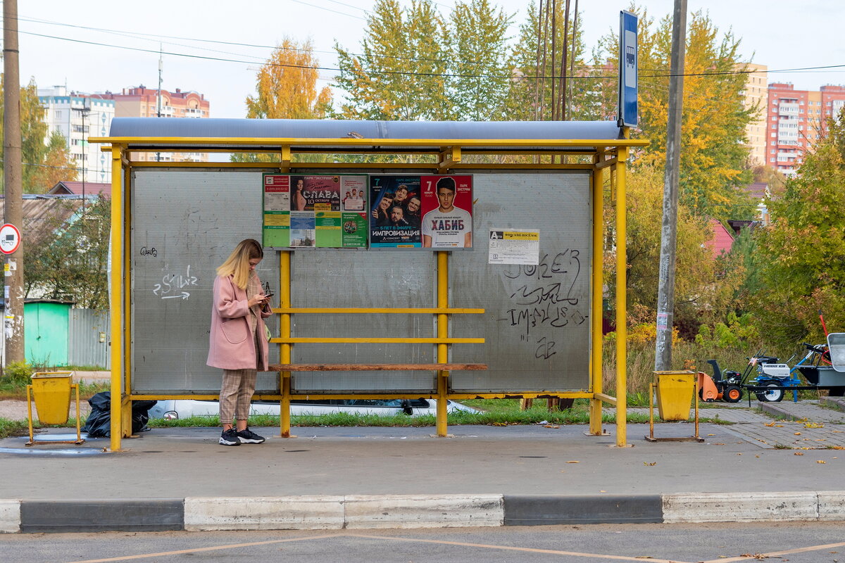 Девушка на остановке. - Анатолий. Chesnavik.