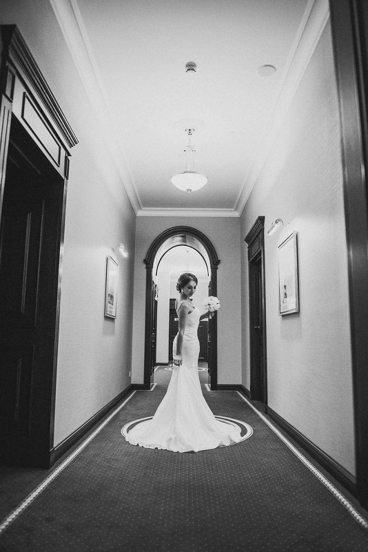 в стенах отеля... Зарина - Батик Табуев