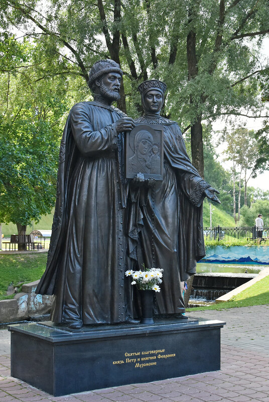 Московская область. Город Сергиев Посад. Памятник Петру и Февронии. - Наташа *****