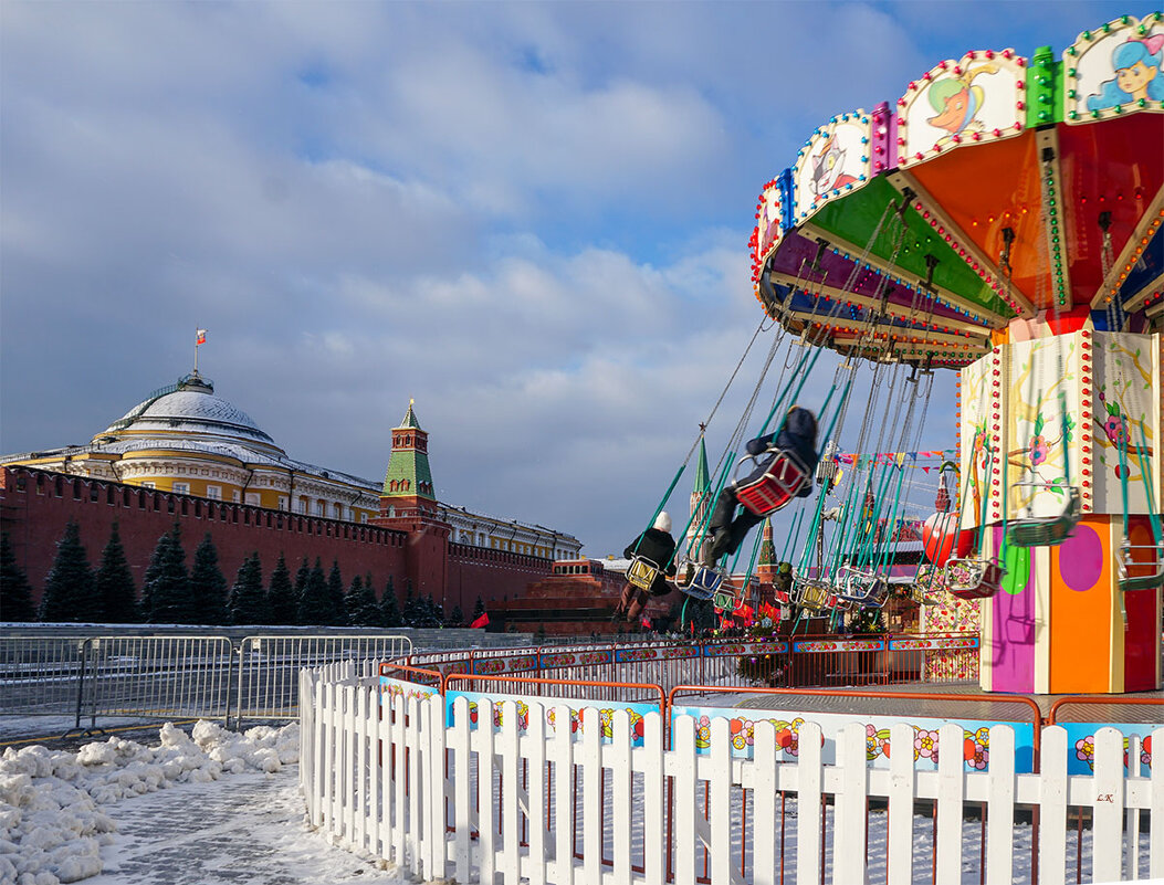 Манит, манит, манит, карусель ... - Лариса Корж Манит, манит, манит, карусель ... - Лариса Корж