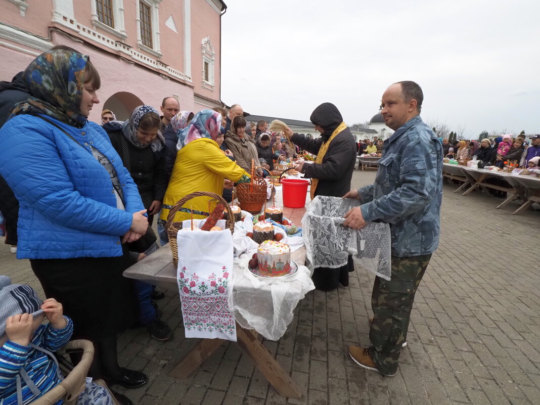 Освещение пасхальных даров в Свенском монастыре - Евгений 