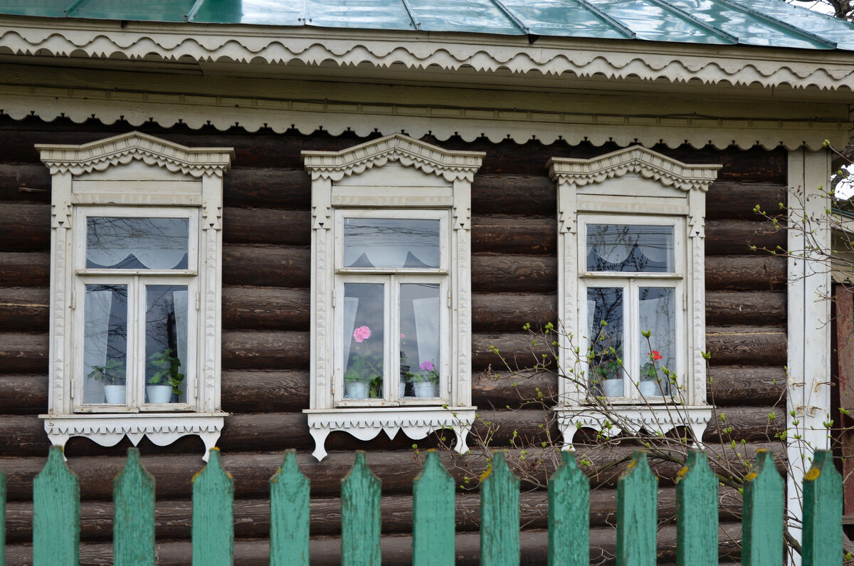 Московская область. Горки-1. Музей крестьянского быта. На окошке два цветочка... - Наташа *****