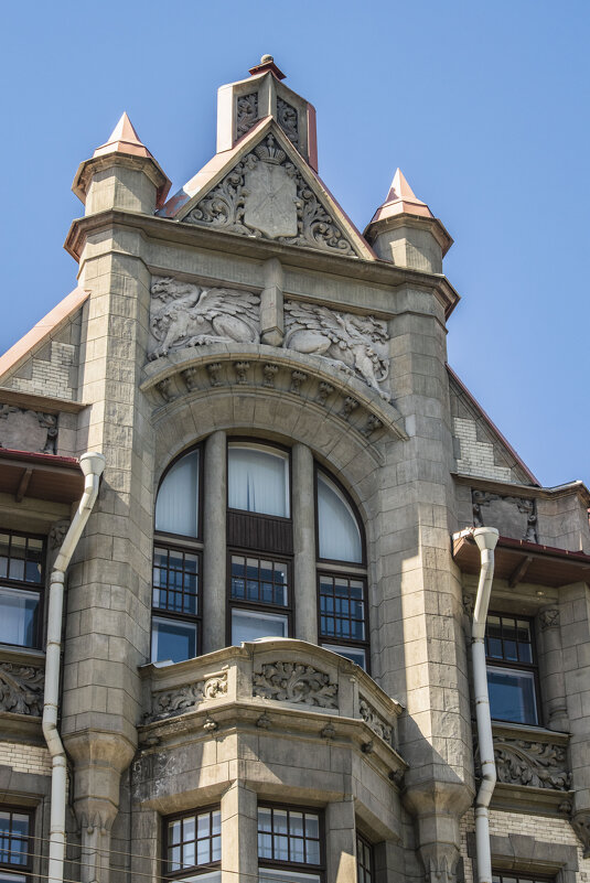 Аттик с витринным окном и скульптурным изображением двух грифонов - Стальбаум Юрий Аттик с витринным окном и скульптурным изображением двух грифонов - Стальбаум Юрий