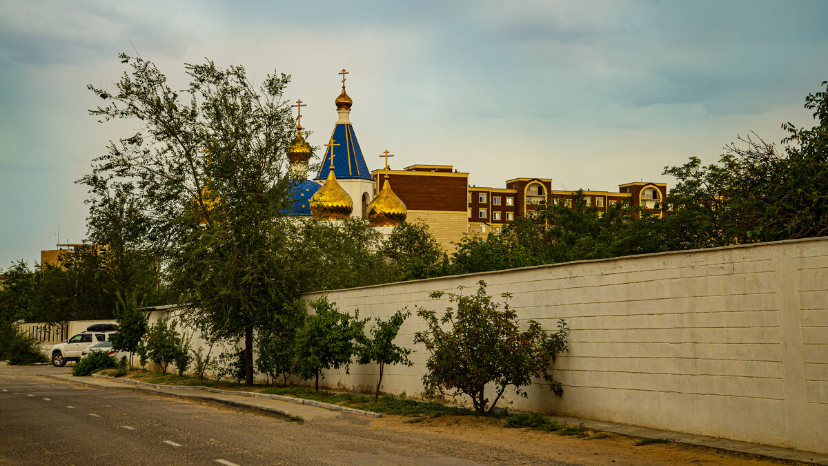 Церковный двор - Анатолий Чикчирный Церковный двор - Анатолий Чикчирный