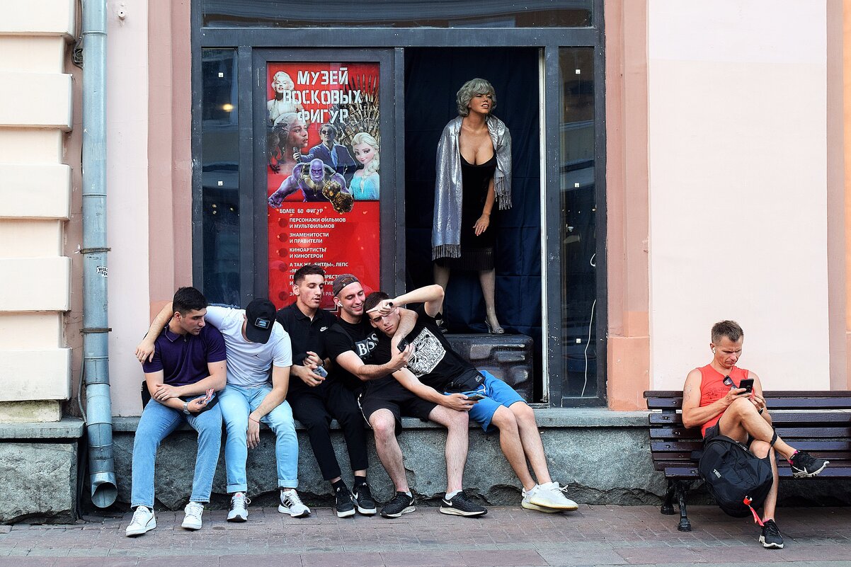 У музея восковых фигур. - Татьяна Помогалова У музея восковых фигур. - Татьяна Помогалова