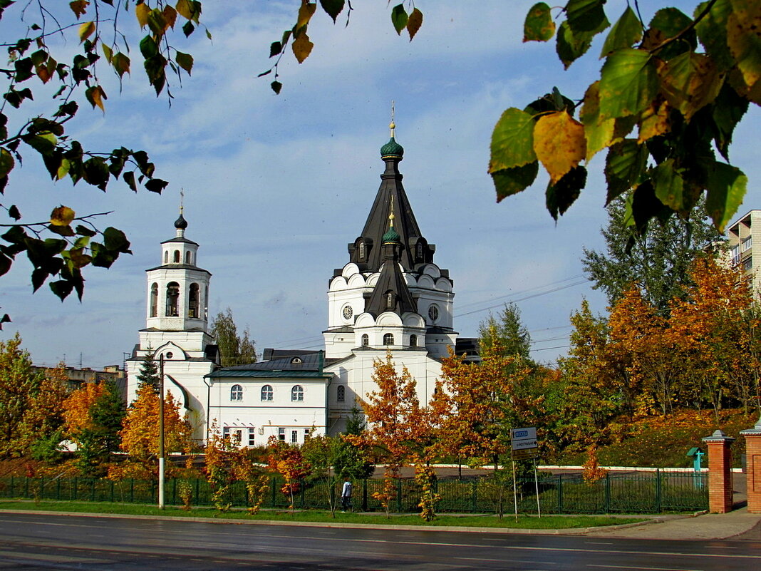 Храм в осеннем убранстве - Лидия 