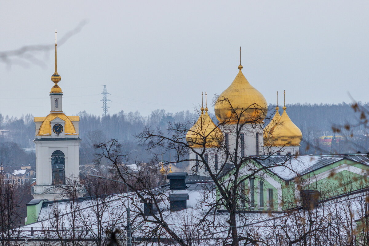 Взгляд на Успенский собор над крышами. - Анатолий. Chesnavik.