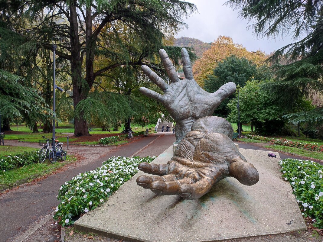 Monumento "Le Mani" Памятник "Руки" Como Италия - wea *