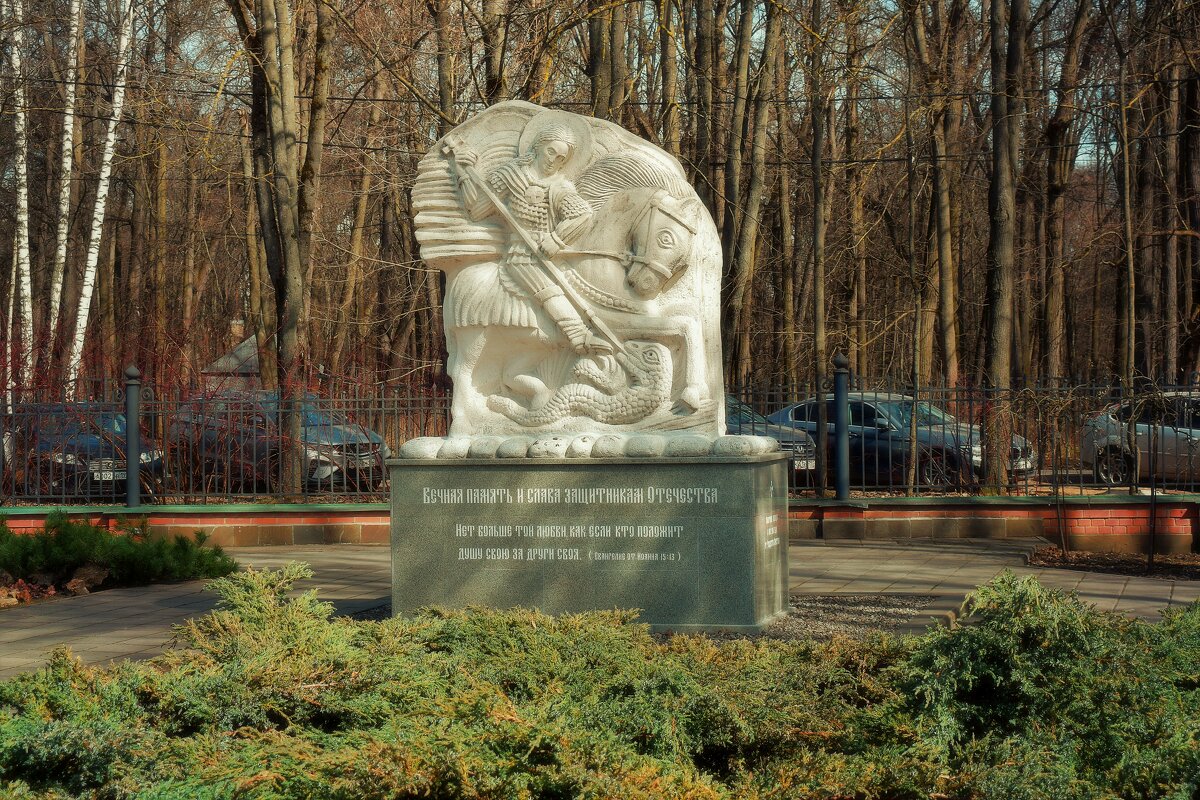 В память о погибших воинах у Знаменского храма. - Татьяна Помогалова