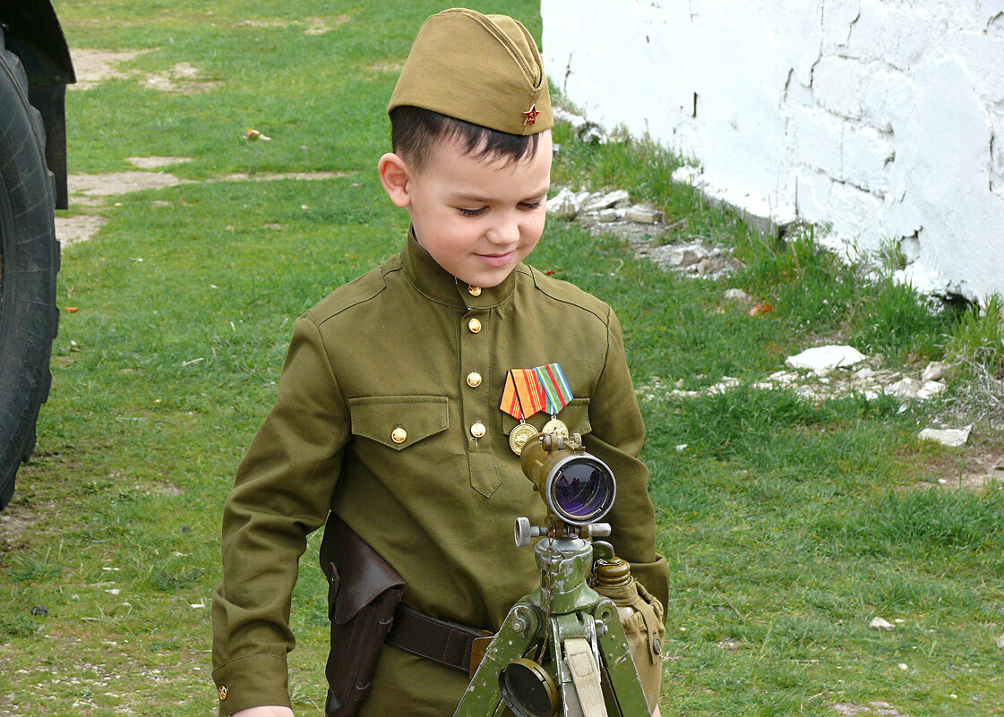 Мальчик в военной форме - Евгений Николаев