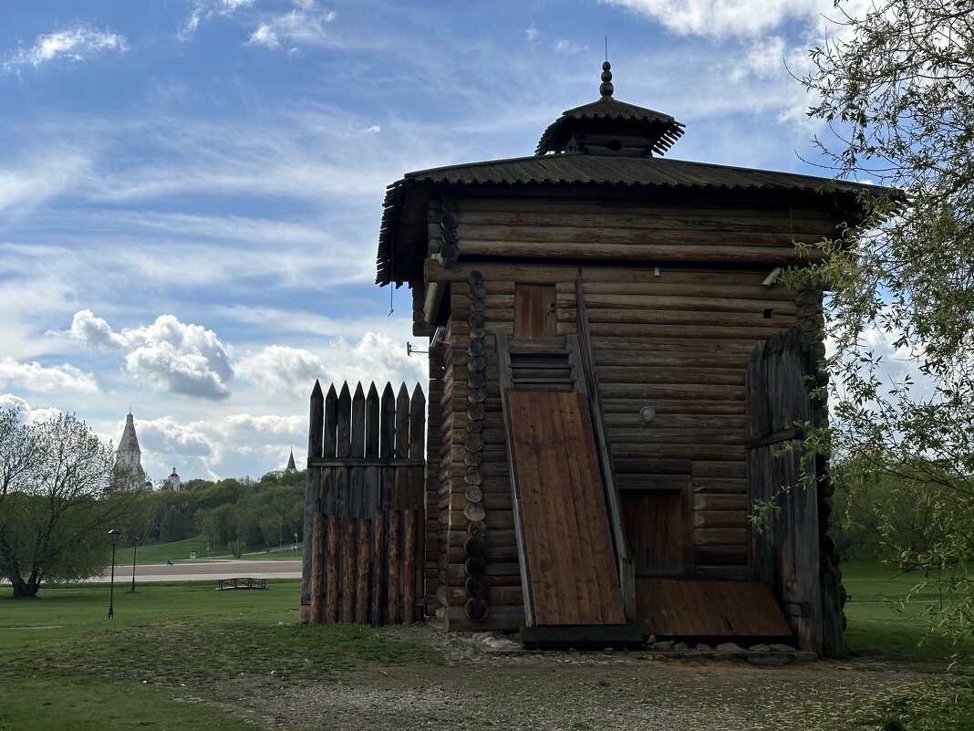 В Коломенском - <<< Наташа >>>