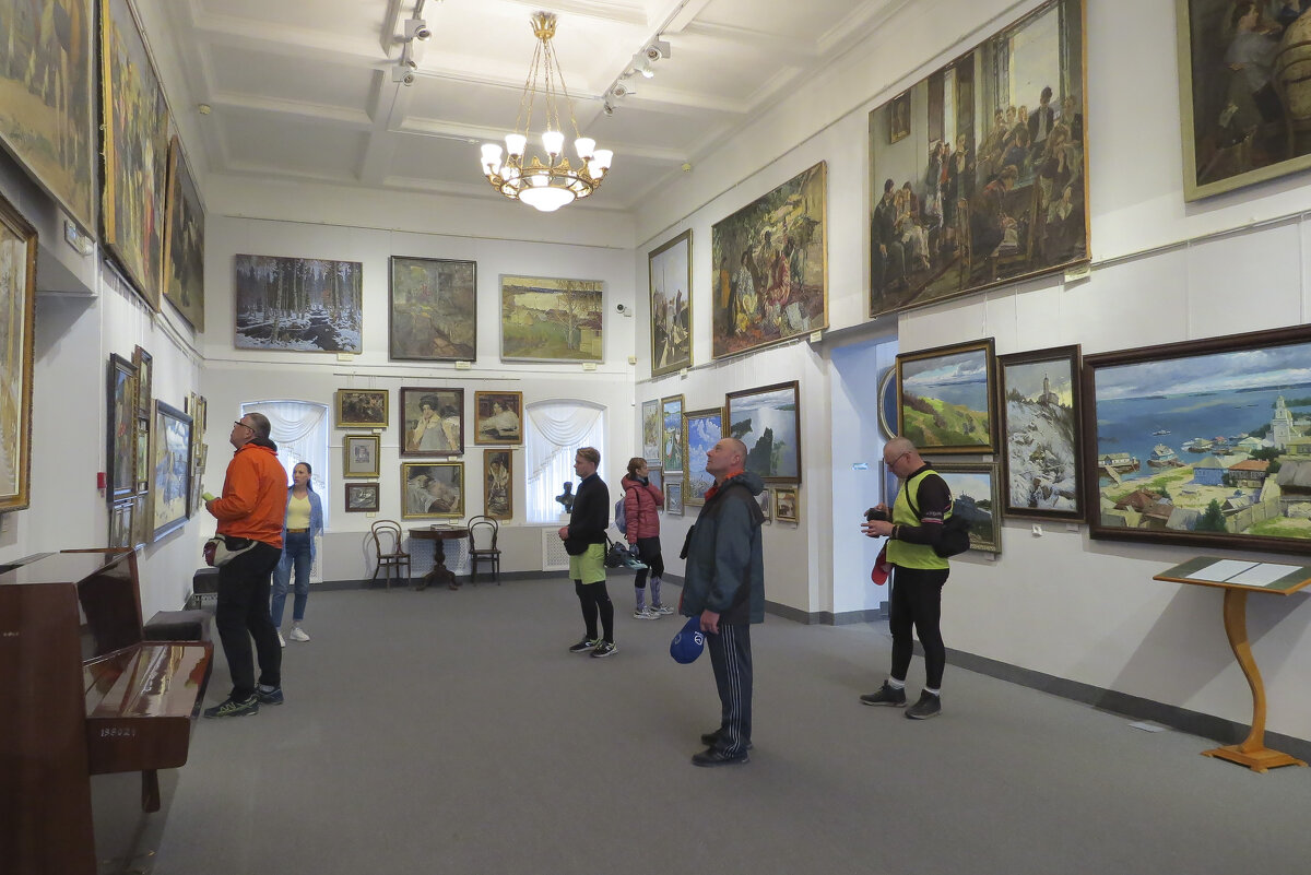 Осмотрели выставку картин - Сергей Цветков