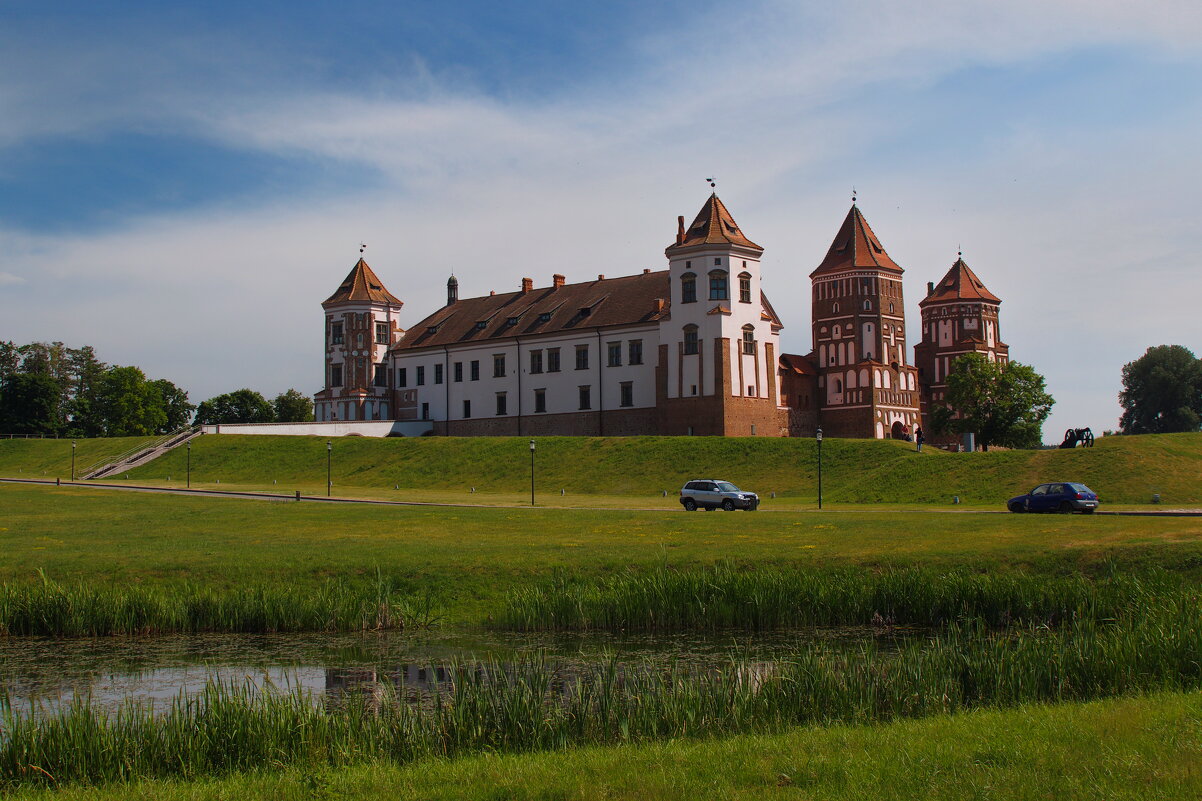 Мирский замок в жаркий денек - M Marikfoto