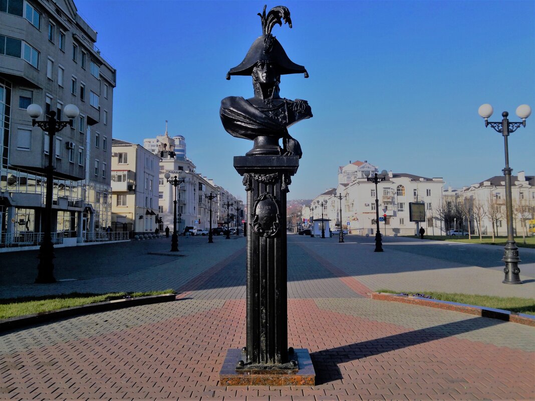 Новороссийск. Памятник Михаилу Петровичу Лазареву. - Пётр Чернега