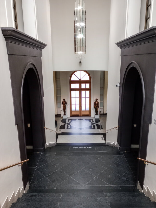 В музее - Владимир Новиков