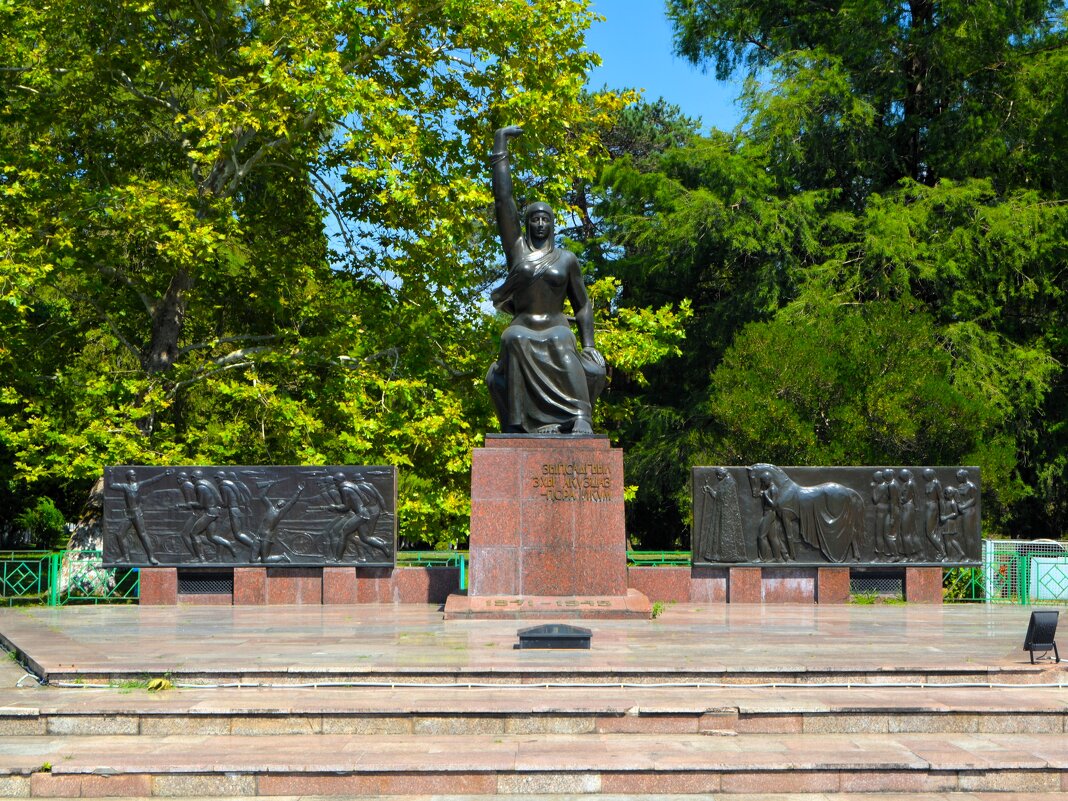 Гудаута. Мемориал воинам, погибшим в Великую Отечественную войну. - Пётр Чернега