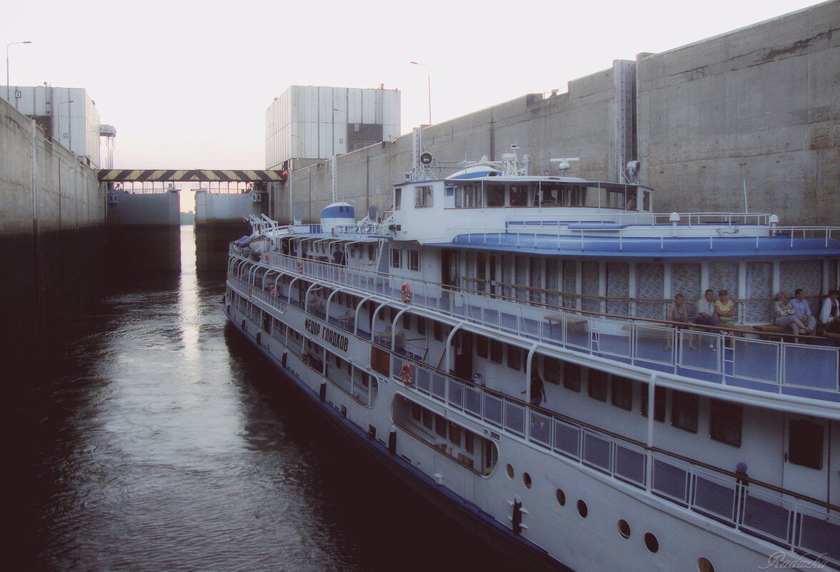 Медленно закрываются ворота шлюза - Raduzka (Надежда Веркина)