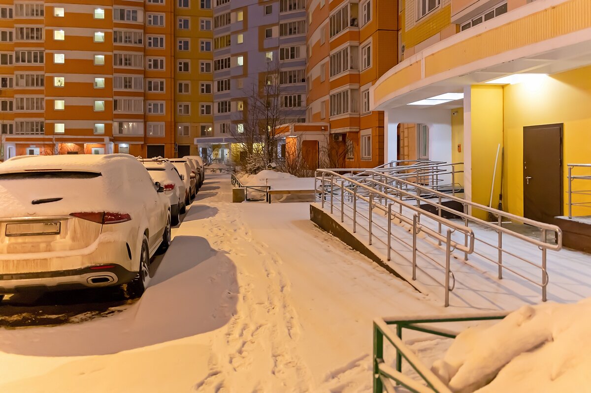 Ранним утром у подъезда - Валерий Иванович Ранним утром у подъезда - Валерий Иванович