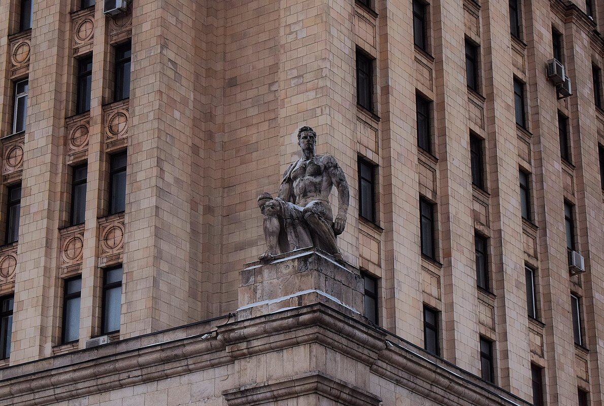 Одна из скульптур высотки. - Татьяна Помогалова Одна из скульптур высотки. - Татьяна Помогалова