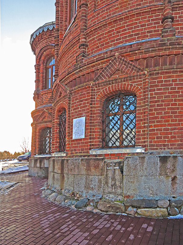 Закладной камень с датой начала строительства Николо-Георгиевской церкви в Смогирях . - ИРЭН@ . Закладной камень с датой начала строительства Николо-Георгиевской церкви в Смогирях . - ИРЭН@ .