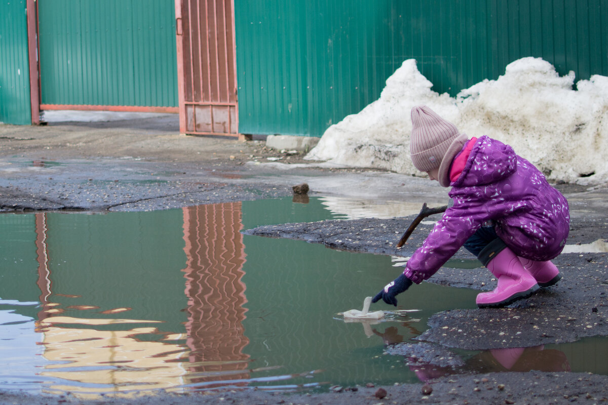 Запускает кораблик - Артём Орлов Запускает кораблик - Артём Орлов