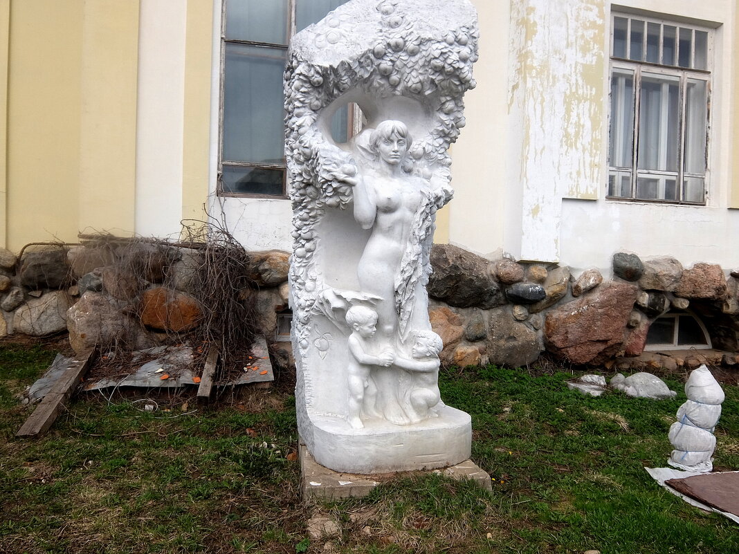 Композиция "Яблоня" (мрамор) скульптор С.Казанцев. - Люба Композиция "Яблоня" (мрамор) скульптор С.Казанцев. - Люба