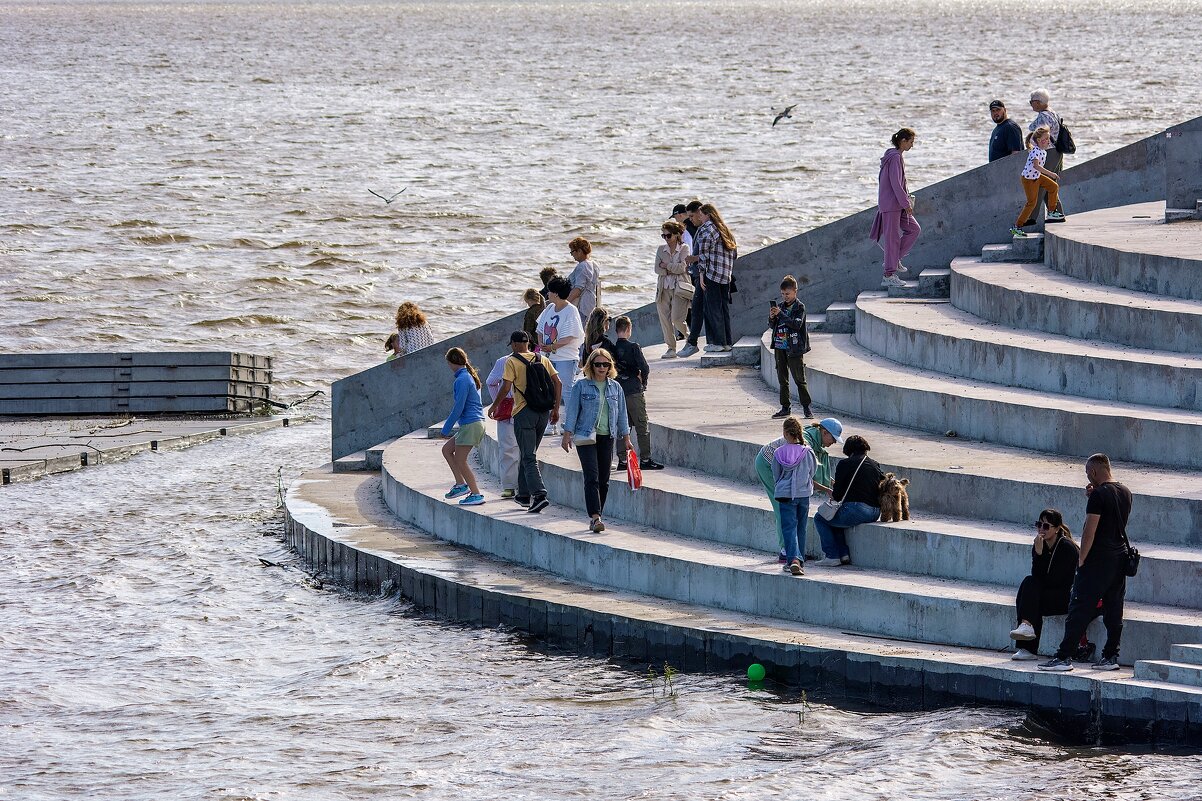 На набережной у Амура. - Виктор Иванович Чернюк