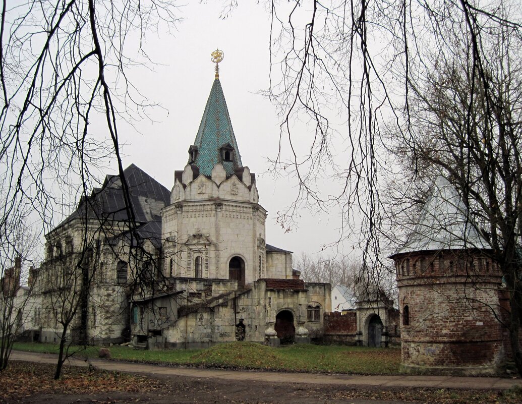 Гор. Пушкин. Трапезная палата и башня в Феодоровском городке в Фермерском парке. - Ирина ***