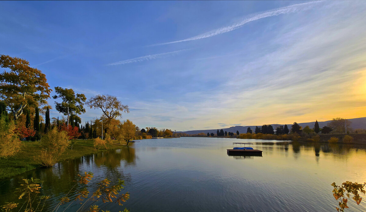На миг сверкнул закат ноябрьский сказкой - Наталья (D.Nat@lia)