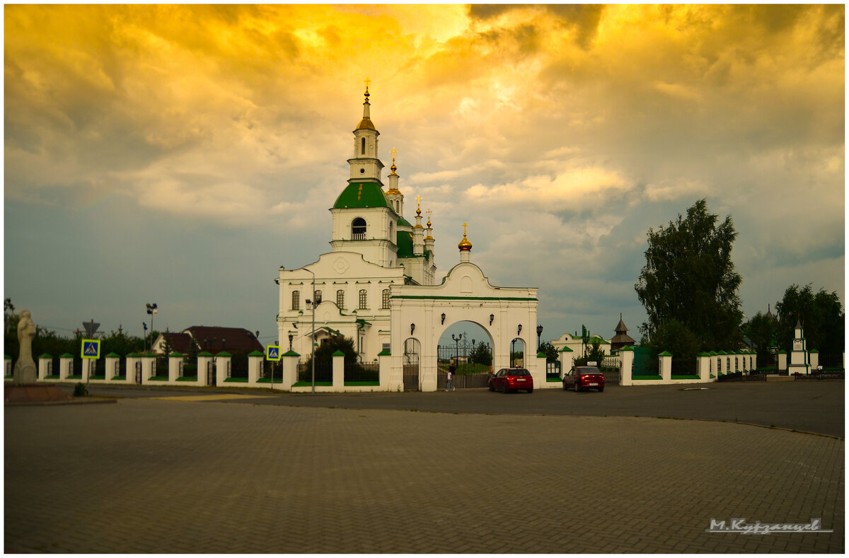 Небо в ярких красках. - Михаил. 