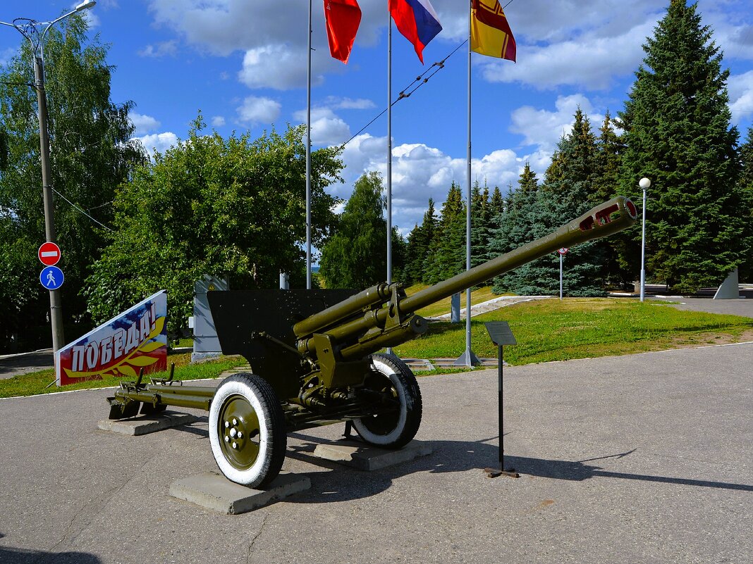 Чебоксары. Дивизионная 76,2-мм пушка ЗиС - 3 в парке Победы. - Пётр Чернега