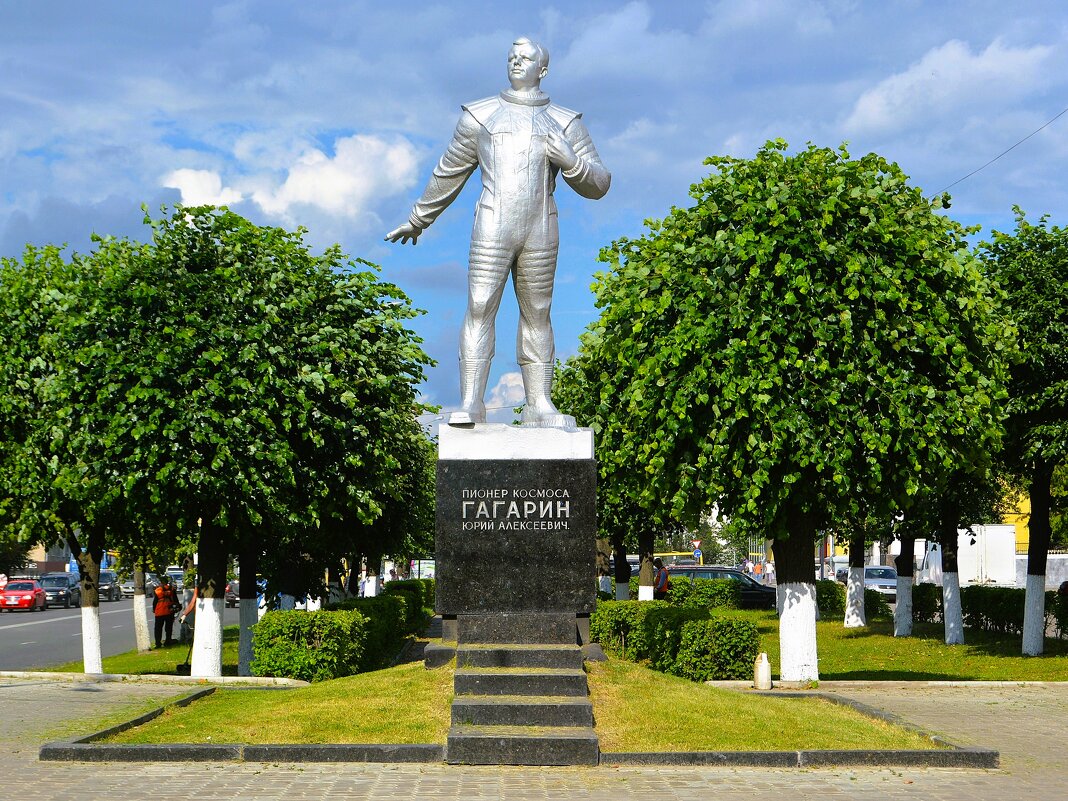 Чебоксары. Памятник Юрию Алексеевичу Гагарину. - Пётр Чернега