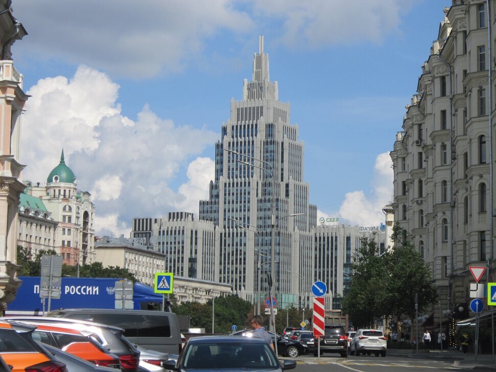 Высотка в центре города - Дмитрий Никитин