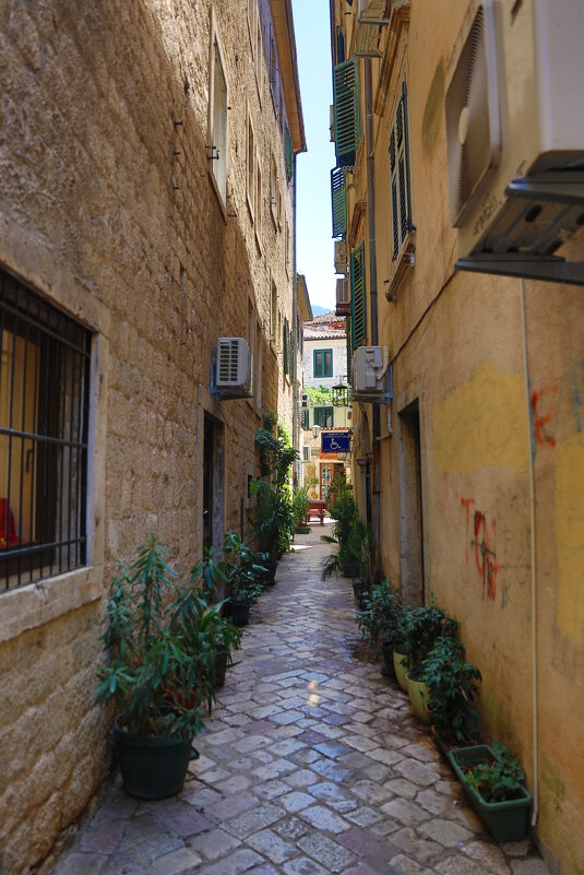 Узкая улочка - Евгений +