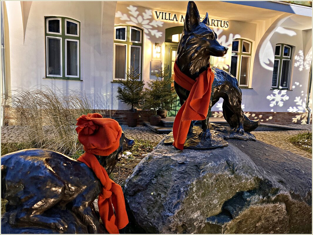 Лисички у отеля. - Валерия Комова Лисички у отеля. - Валерия Комова