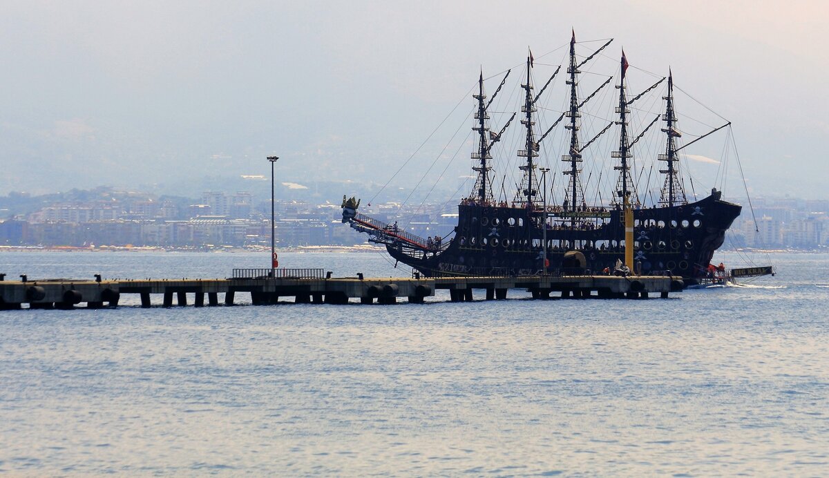 У пирса - Юрий. Шмаков