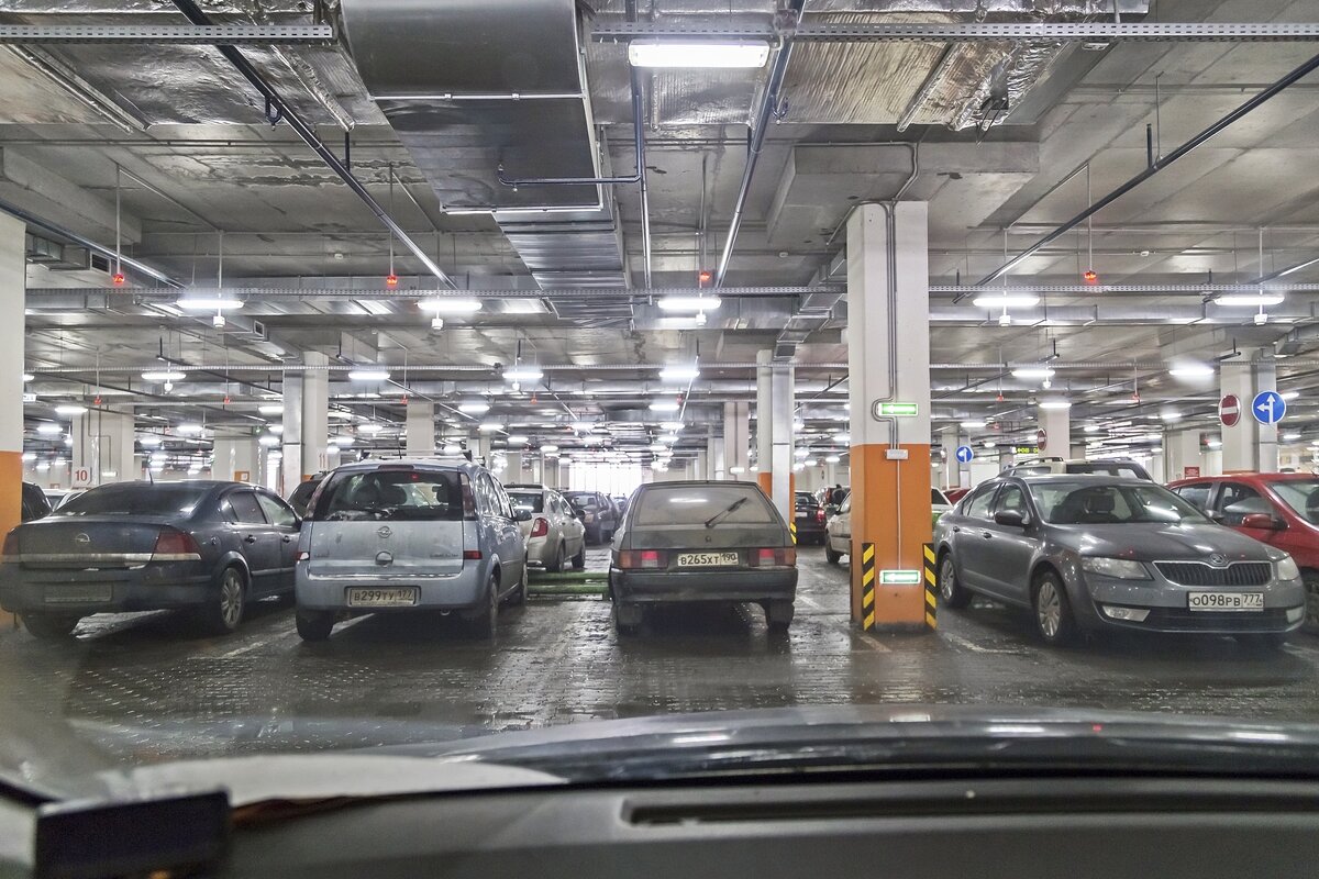 Парковка под магазинами - Валерий Иванович