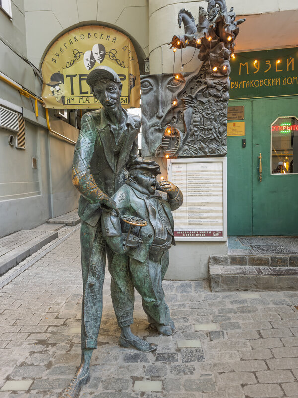 Музей-театр Булгаковский дом, во дворе. - Борис Калитенко