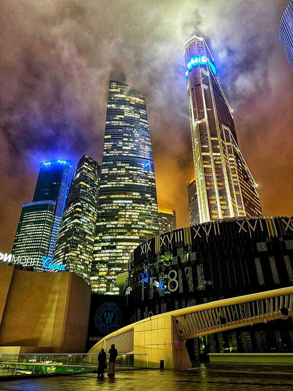 Небоскребы небоскребы, а я маленький такой - Сергей Б. Небоскребы небоскребы, а я маленький такой - Сергей Б.