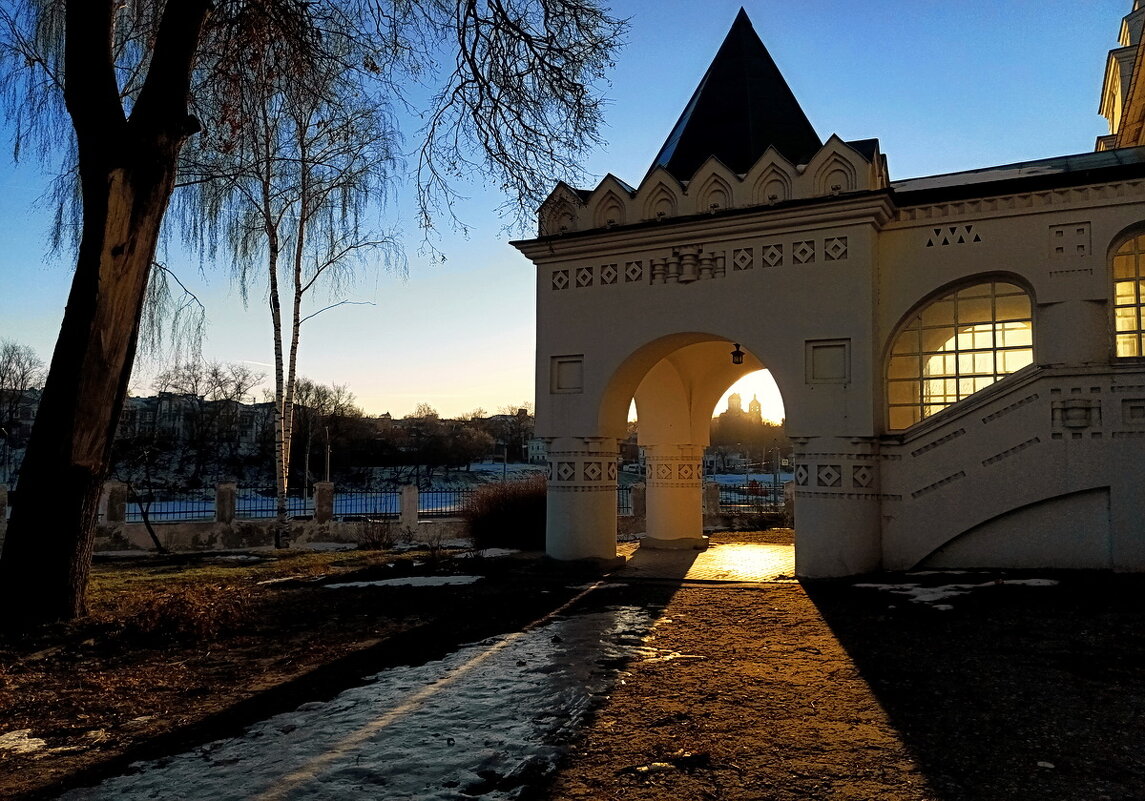 У больницы скорой помощи ... - Владимир Шошин У больницы скорой помощи ... - Владимир Шошин