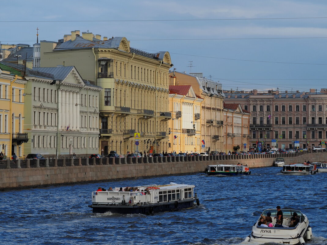 Фонтанка в турсезон. - Евгений Седов Фонтанка в турсезон. - Евгений Седов