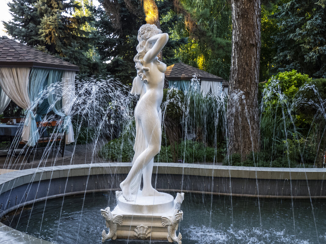 Скульптура во дворе гостинниы Даяна - Валентин Семчишин Скульптура во дворе гостинниы Даяна - Валентин Семчишин