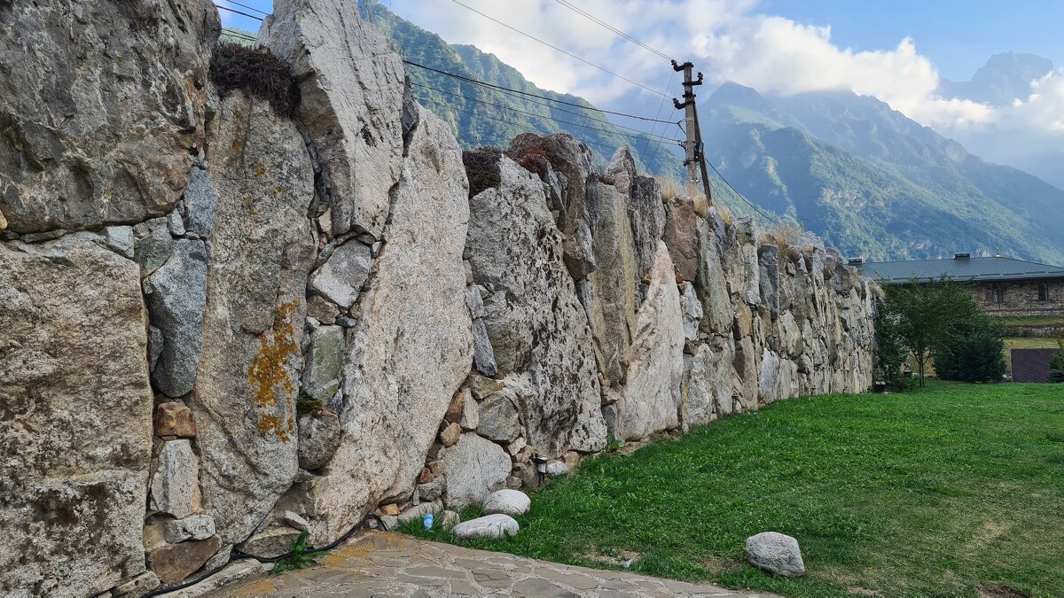 Кавказский забор такой же надежный, как и кавказские горы - Gen Vel