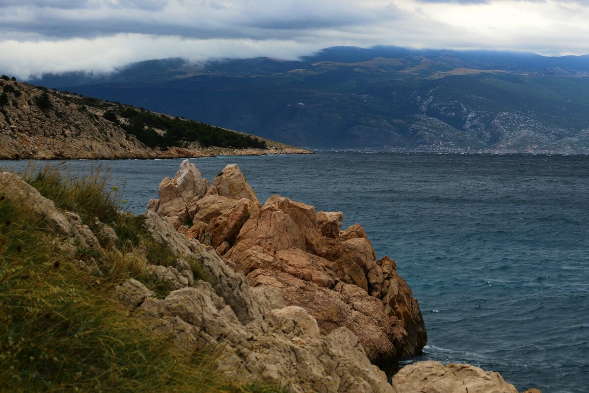 Пасмурно - Юрий. Шмаков