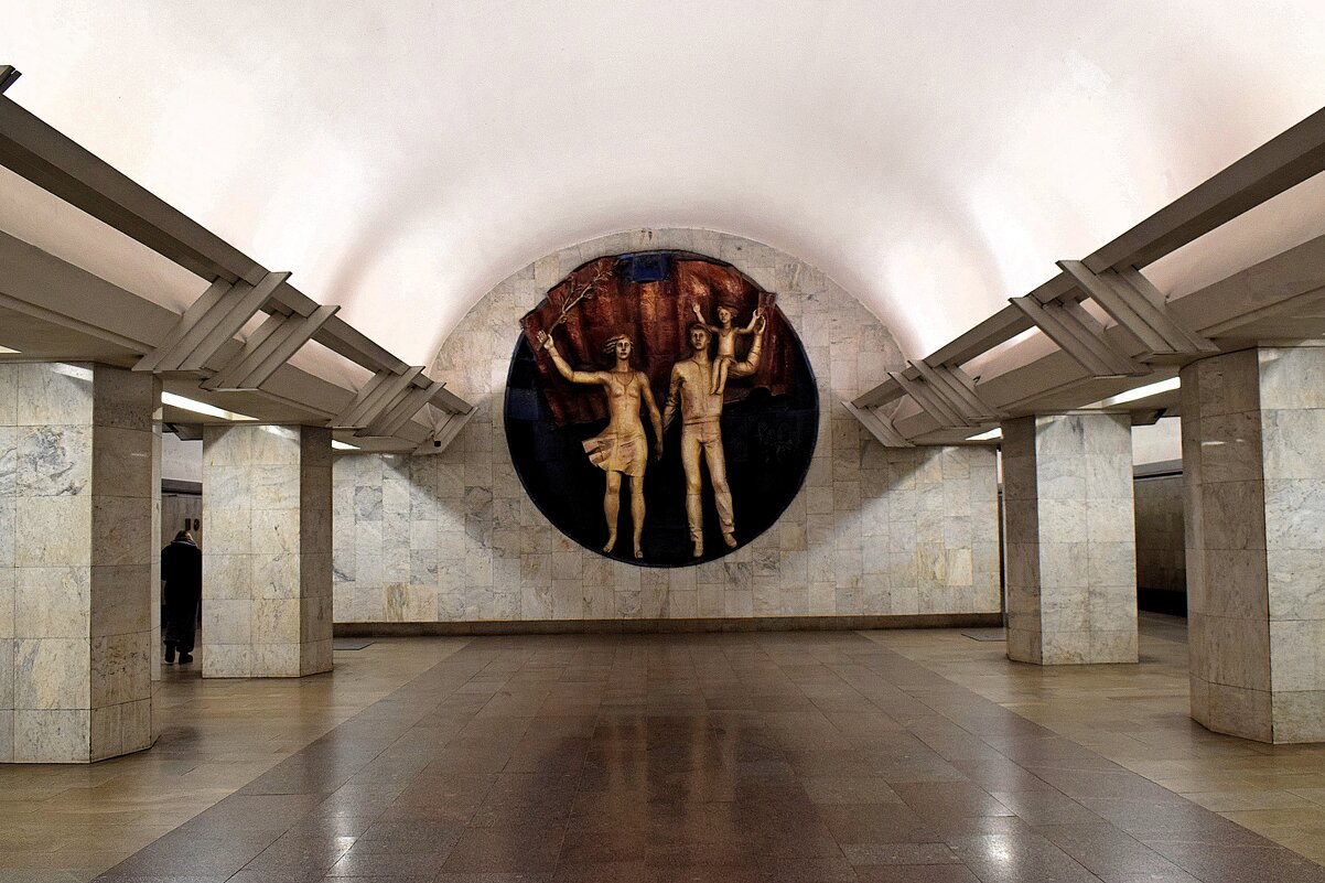 Панно "Счастливая семья" в торце станции "Полянка" - Татьяна Помогалова