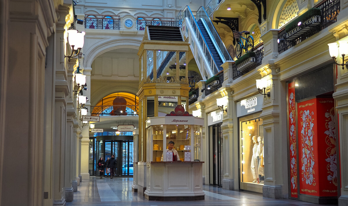 Зарисовка из ГУМа - юрий поляков