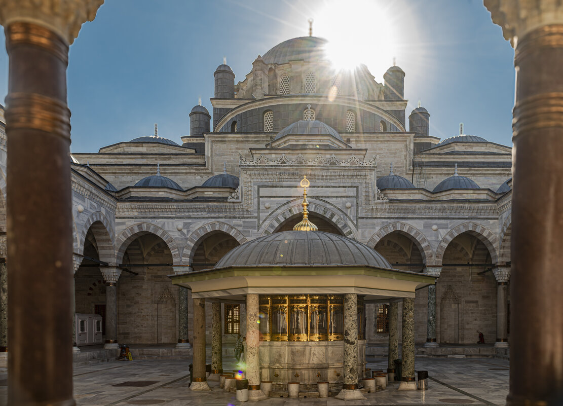 Стамбул. Утро. Вид на внутренний двор мечети Баезид - Алексей Кошелев